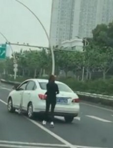 停车忘挂档司机高架追车跑真相来了