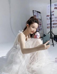 有关张大奕晒婚纱照的消息出来了