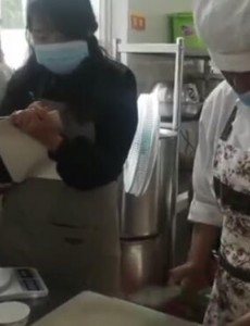 幼儿园开包子铺自救怎么自救的呢