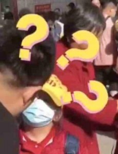爸爸接女儿认错还揪人家小辫亲老爸亲闺女啊