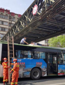 男子跳天桥被公交车接住是怎么回事