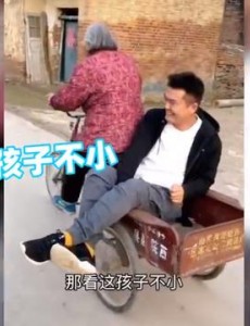 92岁奶奶骑三轮带30岁孙子兜风画面温暖人心