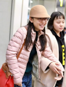 吴倩机场造型被网民调侃太显“苍老”