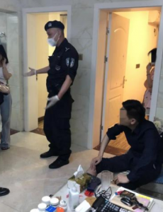 查男友手机被拒从40楼扔菜刀砸中路虎揽胜行政加长需赔13万余元上下
