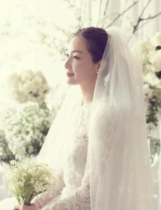 崔智友产女，怀孕9个月身型还很好真的是很羡慕嫉妒了