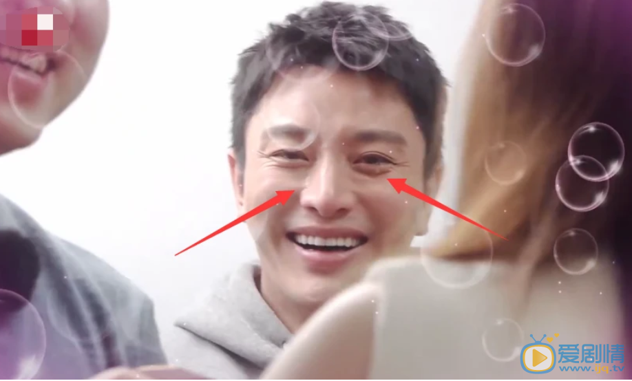 贾乃亮目睹别人求婚掩面而泣,这是触景生情呀