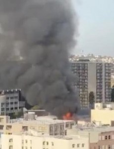 美国洛杉矶市中心突发爆炸引起火灾