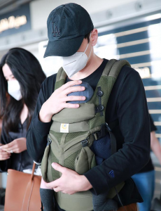 李光洁当爸，一家三口现身机场画面温馨