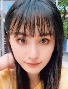 郑爽坐路边自拍毫无明星架子，很是接地气