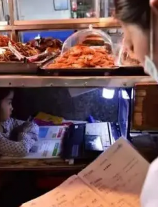 案板下上网课的小女孩走出案板到底是怎样的情况呢