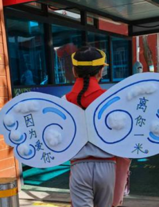 复课！太原小学生戴一米长翅膀返校