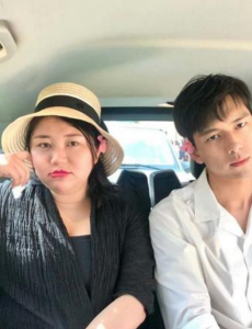 杨天真穿鱼尾裙拍大片，自信的女人美丽
