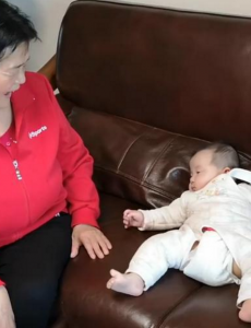 母爱！67岁高龄产妇坚持母乳喂养