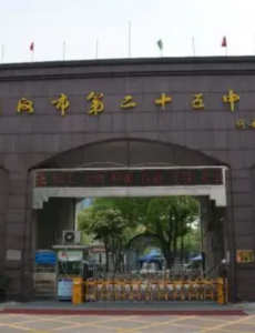 武汉初三复学学生间隔一米入校并一个班不超过25名学生