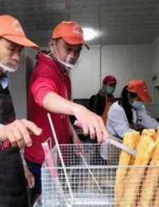 90后小伙捐油条店帮男童治病，好人终有好报