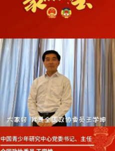 建议建立农民退休制度，让65岁以上之上的农户可以冼脚上田，老有所依