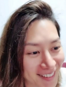 金希澈跟着翻译器说中文好可爱
