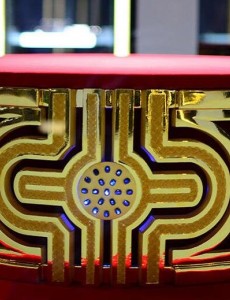 世界最大足金：82.2公斤 镶嵌76颗蓝宝石你哪能够想象得到吗