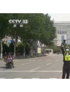 赞！电线掉落交警大风中托举40分钟直至维修人员赶到
