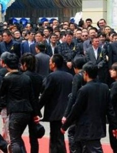 香港黑帮四大家族都有谁，统治地上地下所有产业(港星只是他们的玩物)