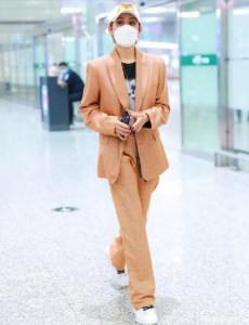 宁静机场跳舞，这也是非常有女团范了
