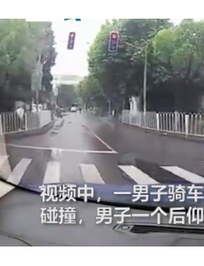相撞瞬间骑车男子被三轮车带走，网友评论一定是特别的缘分