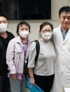 陶勇又回到了病人身旁，陶勇复诊再遇为他挡刀患者家属