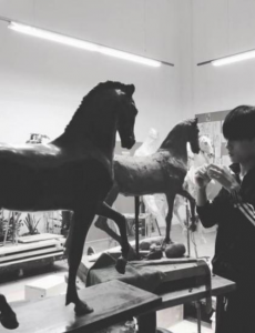 易烊千玺晒新泥塑作品，画风清奇