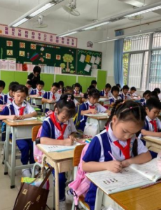 广州多区中小学今起校园内脱口罩，一位父母对校园内不佩戴口罩举双手赞成