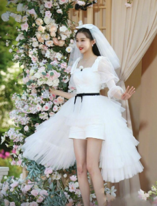关晓彤婚纱造型太惊艳