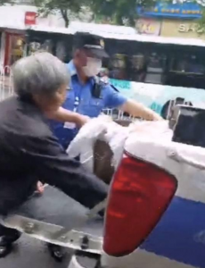 城管帮占道老人挑担子找摊位，互相理解，这才是和谐社会