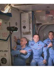 乘坐SpaceX龙飞船的俩位美国宇航员成功进到国际空间站