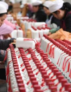 贵州茅台股价站上1400元，创下历史新纪录