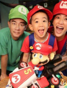 陈小春二胎儿子正面照看起来和Jasper太像了吧