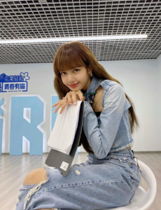 Lisa被前经纪人骗钱，诈骗了10亿韩元