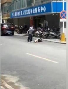 提交离婚诉讼书遭丈夫暴打，男子一直踢打头部