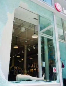 位于曼哈顿的店铺遭到打砸抢。，纽约市晚8点就开始宵禁