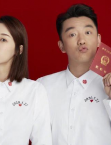 郑恺与苗苗亮相某妇科医院