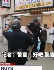 黑人见义勇为阻止抢劫反被铐住，美国警察太暴力！