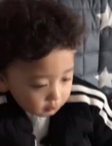 小学生哥哥替生病妈妈为妹妹做饭，网友称也想要这样的小暖男！