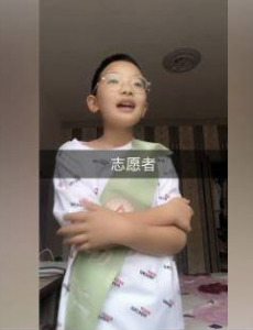钟美美模仿志愿者，这次还会遭到质疑吗？