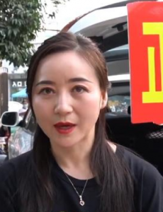 80后辣妈开奥迪摆摊卖凉皮，只为陪孩子成长