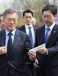 文在寅贴身保镖因太帅辞职，自己去经营一间理发店