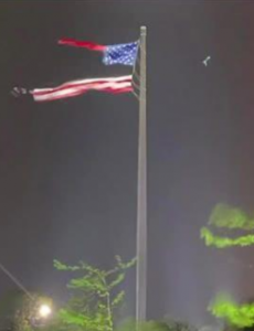 美国遭强风暴雨，美国最大国旗被撕坏