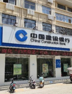 客户经理转走储户69万存款，董某挺而走险的缘故是赌钱