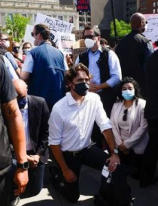 特鲁多参加反歧视运动当众跪下并拒绝透露他是否会出席这场集会