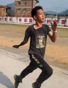 追梦！!独臂篮球少年注册为运动员