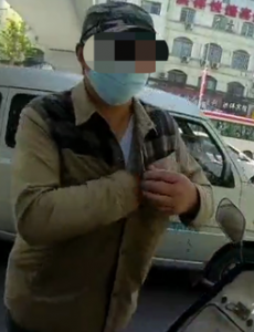 逃亡23年因未戴头盔被查获，摩托车号牌系伪造
