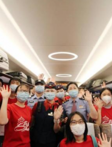 首批湖北籍大学生搭高铁返京，学生激动地说终于返校了!太开心了!