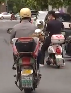 大爷骑摩托车给狗戴上头盔，可爱的狗狗都戴上帽子了，你骑车戴头盔了吗？